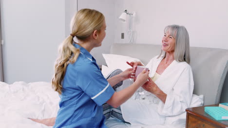 Krankenschwester-Bringt-Seniorin-Bei-Hausbesuch-Heißgetränk