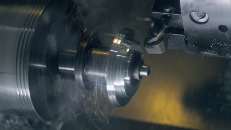 Drehmaschine-Mit-CNC-Technologie-Schneidet-Metallwerkstück