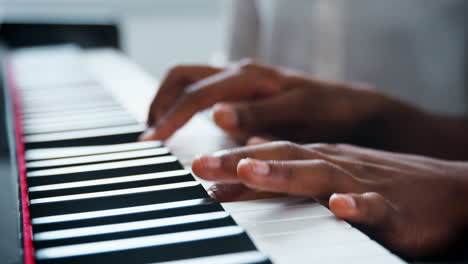 Primer-Plano-De-Un-Alumno-Con-Un-Profesor-Tocando-El-Piano-En-Una-Lección-De-Música