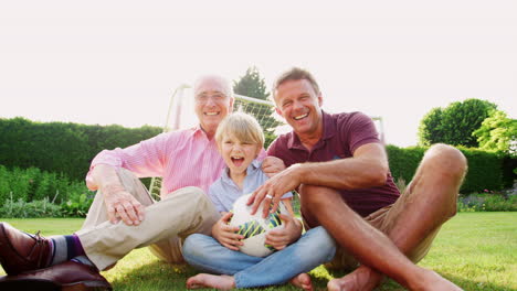 Opa,-Vater-Und-Sohn-Sitzen-Im-Garten-Und-Spielen-Fußball