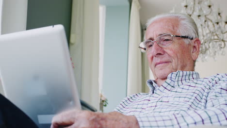 Glücklicher-älterer-Mann,-Der-Zu-Hause-Einen-Tablet-Computer-Benutzt,-Aus-Nächster-Nähe