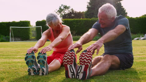 Gesundes-älteres-Paar,-Das-Gemeinsam-Im-Garten-Trainiert