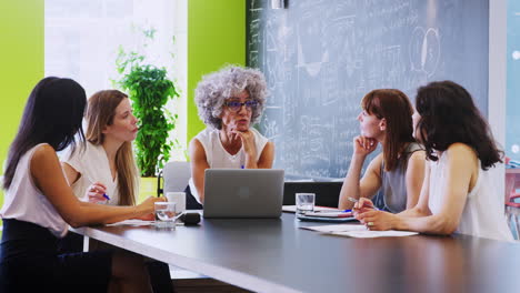 Female-boss-sits-talking-at-an-informal-team-meeting