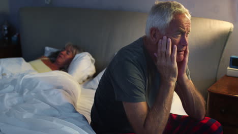 Besorgter-älterer-Mann,-Der-Nachts-Im-Bett-Liegt-Und-An-Schlaflosigkeit-Leidet