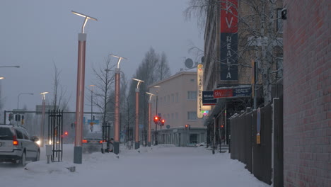 Verschneite-Straße-Mit-Autos-Auf-Der-Straße-In-Rovaniemi,-Finnland