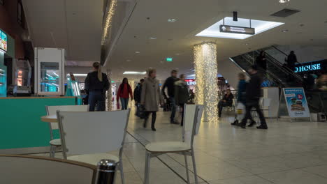 Timelapse-of-customers-walking-in-the-shopping-mall