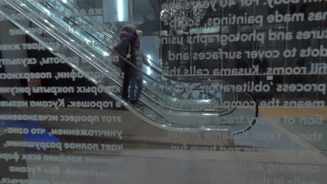 Mädchen-Auf-Der-Rolltreppe-Im-Kunstmuseum-Helsinki,-Finnland