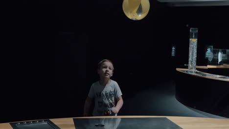 Kind-Spielt-Mit-Einem-Ball,-Der-Im-Luftstrom-Im-Heureka-Science-Center-In-Helsinki-Fliegt