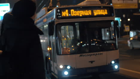 Mujeres-Que-Viajan-En-Trolebús-Por-La-Noche-En-La-Ciudad-De-Moscú,-Rusia