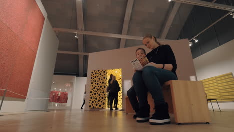 Menschen,-Die-Die-Ausstellung-Von-Yayoi-Kusama-Im-Kunstmuseum-Helsinki-Besuchen