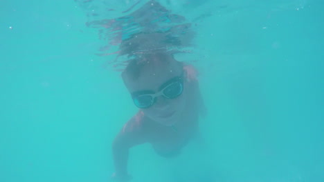 Kind-Taucht-Im-Blauen-Wasser-Des-Schwimmbades