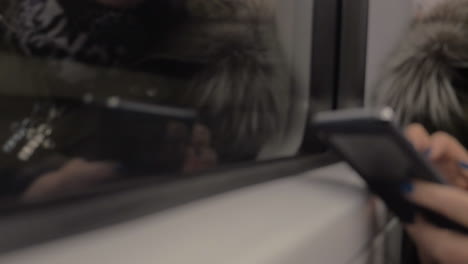 Mujer-Viajera-Usando-El-Móvil-Durante-El-Viaje-En-Metro