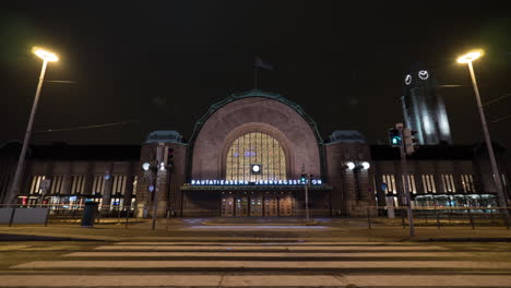 Fußgängerüberweg,-Der-Zum-Helsinkier-Hauptbahnhof-Führt,-Nachtansicht