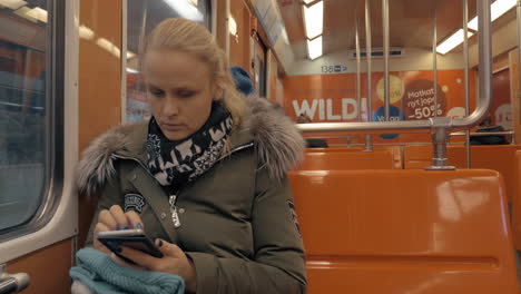 Frau-Vertreibt-Sich-Während-Der-Routinemäßigen-U-Bahn-Fahrt-Die-Zeit-Mit-Dem-Handy