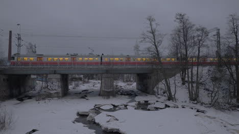 Zug-Fährt-über-Die-Brücke-In-Der-Winterstadt-Helsinki-Finnland