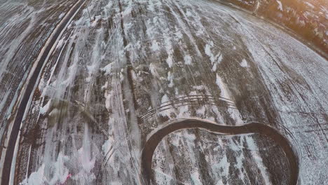 Luftaufnahme-Von-Schneebedeckten-Feldern-In-Der-Nähe-Der-Winterlichen-Gemeindeszene-In-Russland