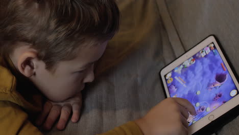 Gelangweiltes-Kind,-Das-Zu-Hause-Auf-Einem-Digitalen-Tablet-Spielt