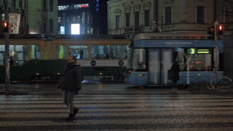 Nachtstraße-Mit-Transport-Und-Personenverkehr-Helsinki-Finnland