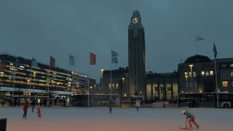 Menschen-Auf-Der-Eisbahn-In-Der-Nähe-Des-Hauptbahnhofs-In-Helsinki,-Finnland