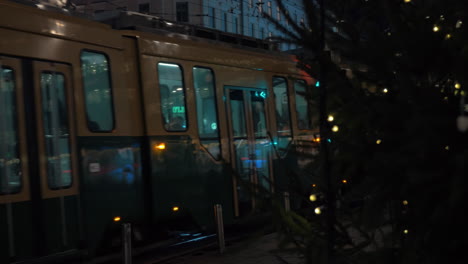 Straßenbahn-Fährt-In-Der-Nächtlichen-Stadt-Helsinki-Finnland-Vorbei