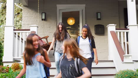 Vier-Teenager-Freundinnen-Verlassen-Das-Haus,-Um-Zur-Schule-Zu-Gehen