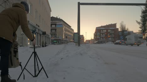 Mann-Stocker-Dreht-360-Grad-Video-Vom-Winterlichen-Rovaniemi-In-Finnland