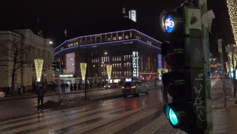 Nachtstraße-In-Helsinki-Mit-Blick-Auf-Das-Stockmann-Einkaufszentrum
