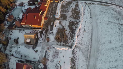 Luftaufnahme-Eines-Dorfes-Mit-Häusern-Und-Schneebedeckten-Feldern-In-Russland