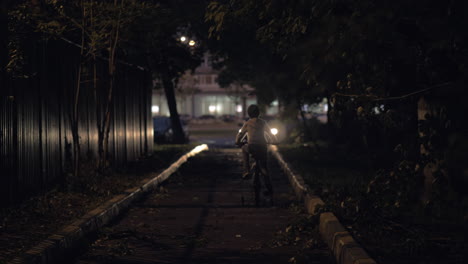 Kind-Fährt-Am-Späten-Abend-Draußen-Fahrrad