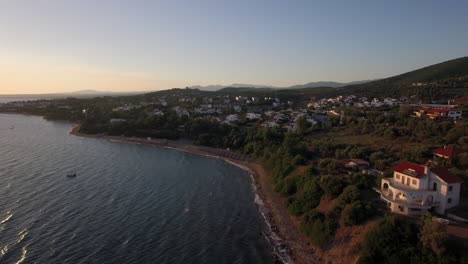 Luftaufnahme-Von-Meer-Und-Küste-Mit-Ferienort-Bei-Sonnenuntergang-Griechenland