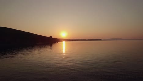Sonnenuntergangsszene-Aus-Der-Luft-Von-Meer-Und-Stadt-An-Der-Küste-Griechenlands