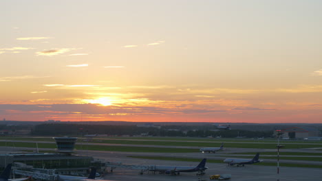 Blick-Auf-Den-Flughafen-Bei-Sonnenuntergang,-Startendes-Flugzeug