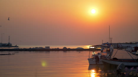 Wasserlandschaft-Mit-Hafen-Und-Booten-Bei-Sonnenuntergang