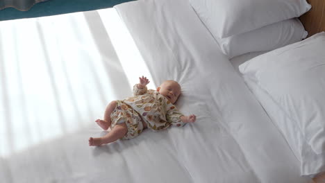 Süßes-Babymädchen-Auf-Weißer-Bettwäsche