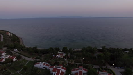 Luftaufnahme-Des-Meeres-Und-Der-Hütten-Am-Strand-Von-Trikorfo-In-Griechenland