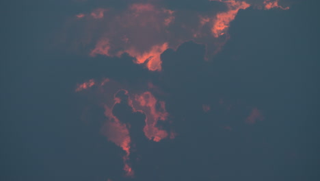 Abendhimmelblickwolken-Mit-Roter-Tönung