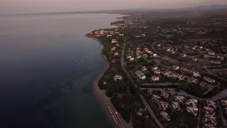 Luftaufnahme-Von-Ferienhäusern-Am-Strand-Von-Trikorfo-In-Griechenland