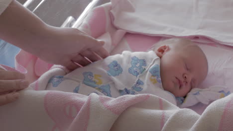 Bebé-Recién-Nacido-Durmiendo-En-El-Hospital-De-Maternidad