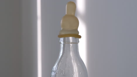 Botella-De-Vidrio-Con-Agua-Y-Tetina-En-El-Hospital-De-Maternidad