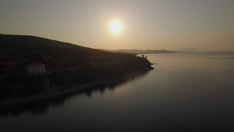 Luftlandschaft-Mit-Grünem-Hochland-Und-Meer-Bei-Sonnenuntergang-Griechenland