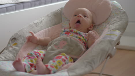 Baby-Von-Zwei-Monaten-Im-Schaukelstuhl-Zu-Hause