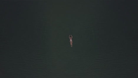 Vista-Aérea-De-Una-Mujer-Nadando-En-El-Mar