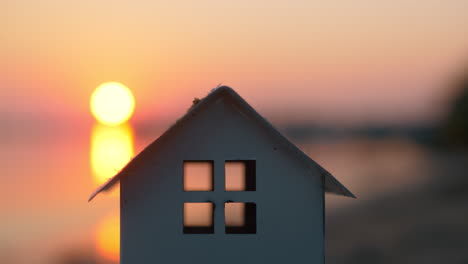 Hausmodell-Gegen-Den-Sonnenuntergang