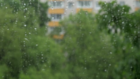 Fenster-Mit-Regentropfen-Und-Blick-Auf-Den-Wohnblock