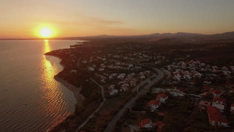 Luftaufnahme-Eines-Küstenortes-Mit-Ferienhäusern-An-Der-Küste-Griechenlands