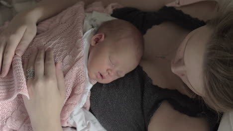 Newborn-baby-sleeping-on-mothers-chest
