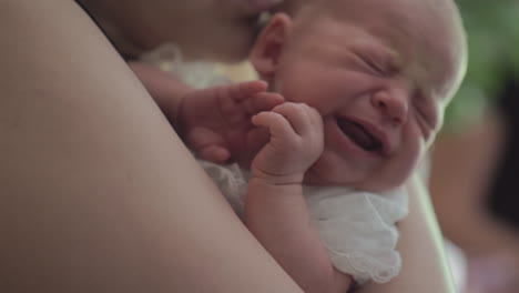 Newborn-baby-sleeping-in-mums-arms