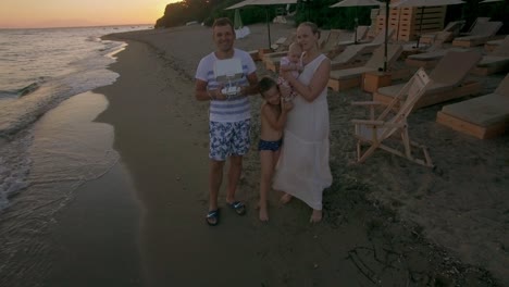 Familie-Am-Strand-Und-Luftbild-Der-Küstenstadt-Trikorfo-Beach-Griechenland