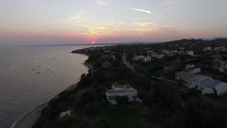 Luftaufnahme-Des-Strandes-Von-Trikorfo-Bei-Sonnenuntergang-In-Griechenland