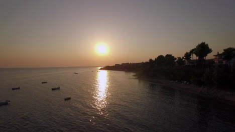 Luftaufnahme-Von-Küste-Und-Meer-Mit-Booten-Bei-Sonnenuntergang-In-Griechenland